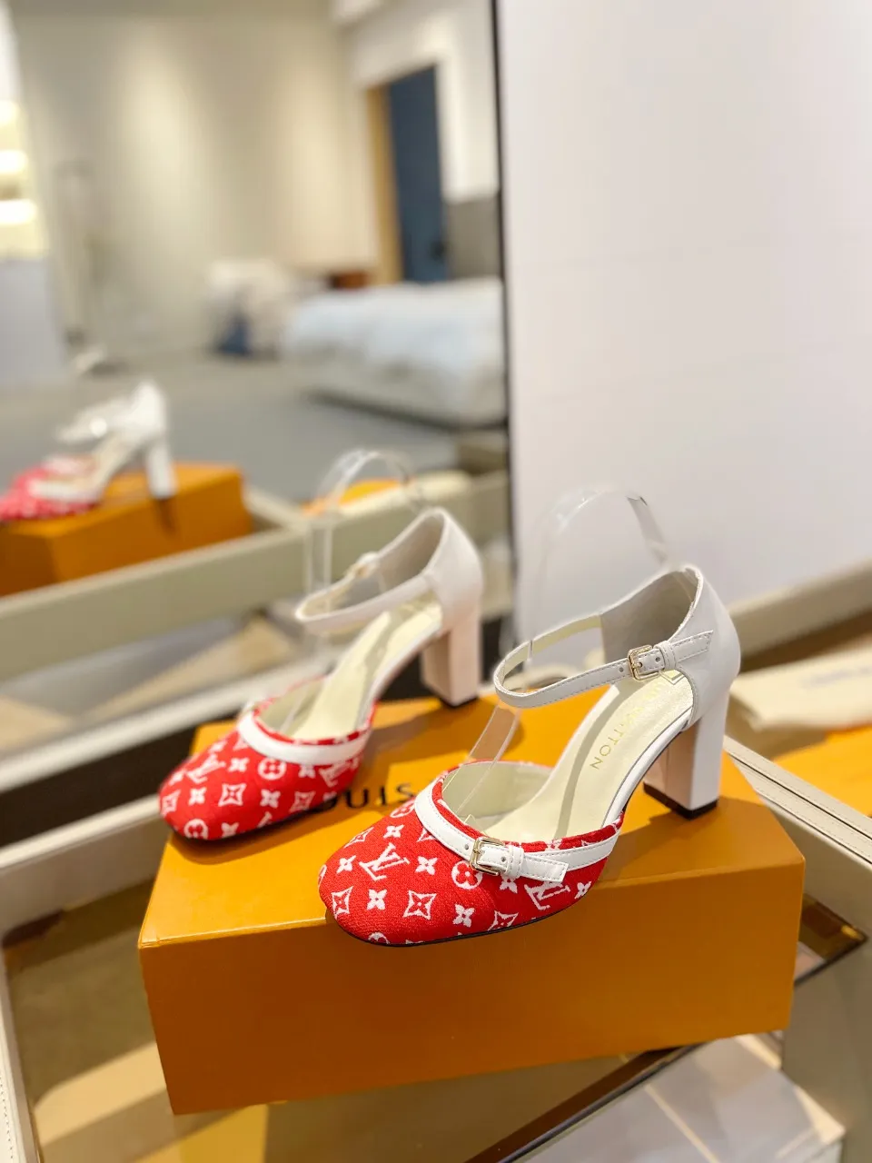 👟👟Ex-factory price 640👟👟 2024 latest L✔ The latest catwalk style slippers from L✔ Home counters, official website series updated simultaneously, perfect last + LV new element button design, full of femininity, noble temperament, original reverse mold last, ultimate 1:1 shape, high-end quality, imported high-end fabrics showing exquisite texture! Fabric: LV denim Lining: high-quality soft sheepskin lining Feet: imported goatskin Customized A-grade high-density private mold outsole, luxurious packaging! 8 cm thick heel Size: 34-42, (34, 40, 41, 42 customizations are non-refundable)